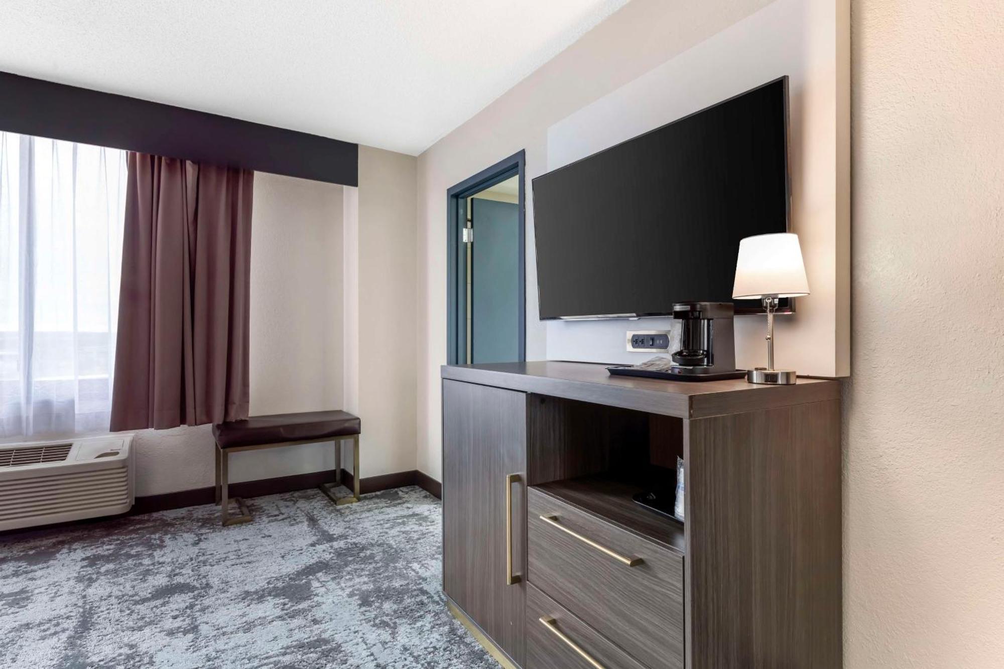Hotel & Conference Center 4*