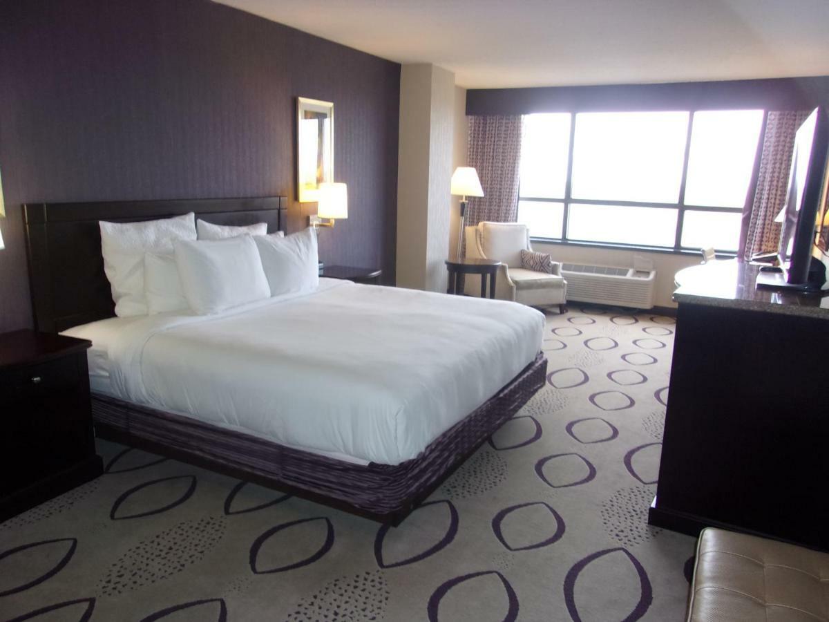 Hotel & Conference Center Brooklyn Center